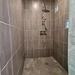 Spacieux Contemporain Avec Terrasse Panoramique Et Piscine Chauffee - Fr-1-584-373 *