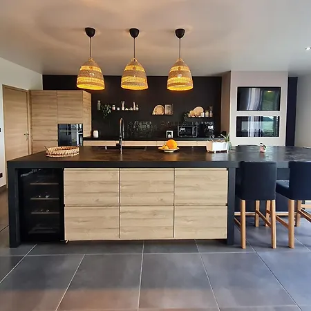 Spacieux Contemporain Avec Terrasse Panoramique Et Piscine Chauffee - Fr-1-584-373 *